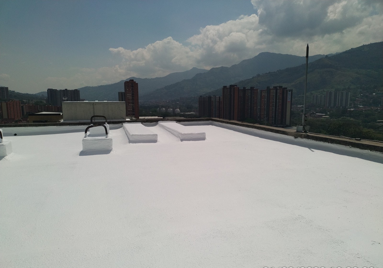 Cubierta acrílica blanca — superficie terminada