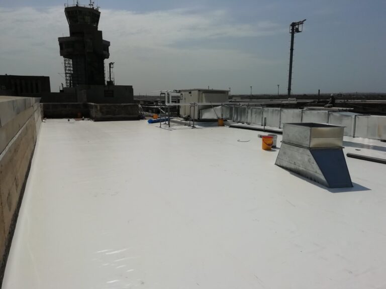 Impermeabilización con poliurea en cubierta del Aeropuerto de Barranquilla, con la torre de control al fondo