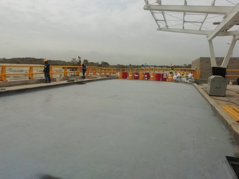 Cubierta del Aeropuerto de Barranquilla impermeabilizada con poliurea Sikalastic-8850 por GSA Ingeniería