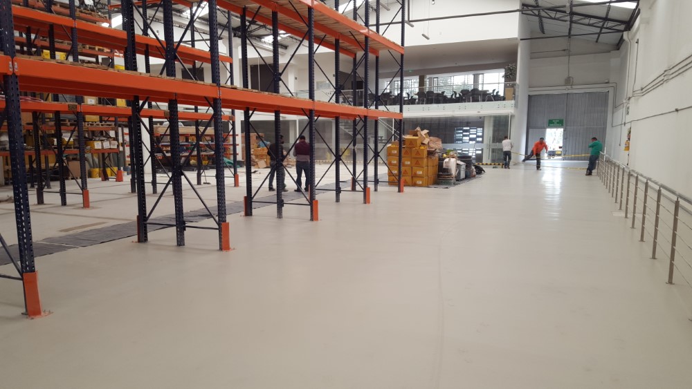 Piso poliuretano cemento en bodega industrial, Bogotá