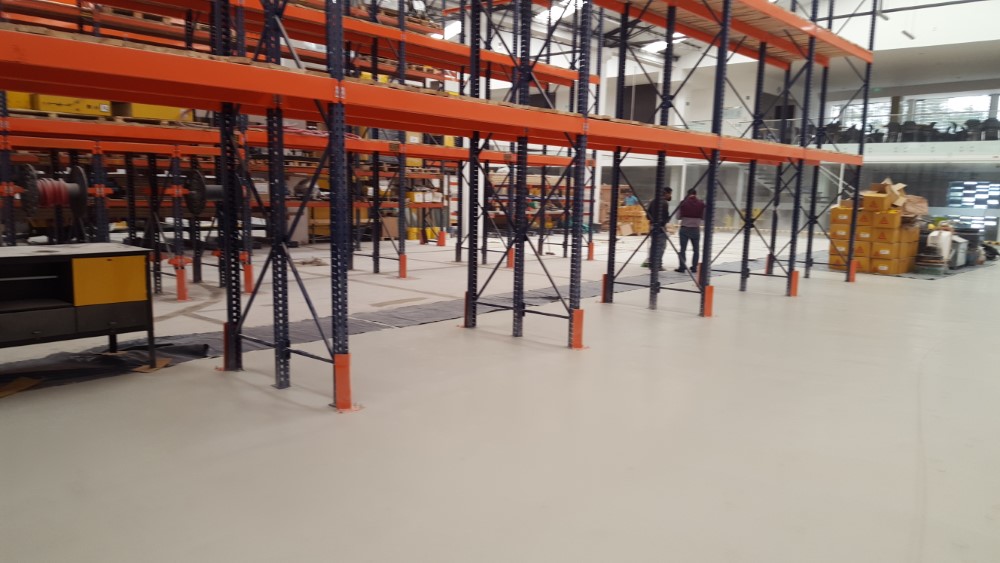 Piso poliuretano cemento en bodega industrial, Bogotá
