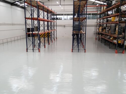 Piso de poliuretano-cemento aplicado por GSA Ingeniería en bodega industrial en Bogotá
