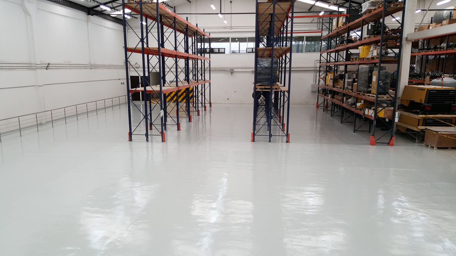 gsa-proyecto-bodega-pu-cemento-bog-01 Piso de poliuretano-cemento aplicado por GSA Ingeniería en bodega industrial en Bogotá