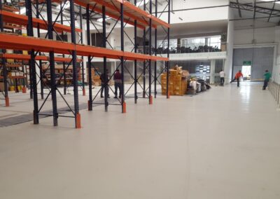 Bodega con piso de poliuretano-cemento terminado por GSA Ingeniería en Bogotá