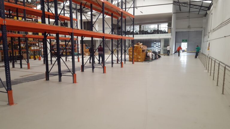 Bodega con piso de poliuretano-cemento terminado por GSA Ingeniería en Bogotá