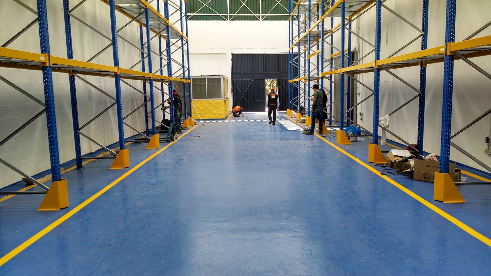 gsa-proyecto-bodega-pu-demarcacion-bog-01 Piso de poliuretano azul con demarcación amarilla aplicado por GSA Ingeniería en bodega en Bogotá