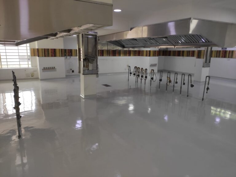 Cocina industrial con piso epóxico multicapa terminado por GSA Ingeniería en Barranquilla