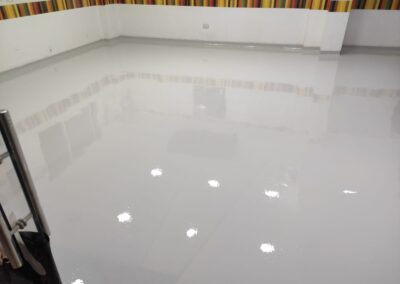 Piso epóxico blanco aplicado por GSA Ingeniería en cocina industrial