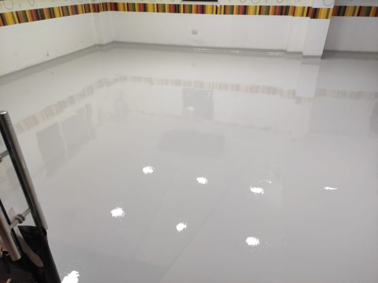 Piso epóxico blanco aplicado por GSA Ingeniería en cocina industrial