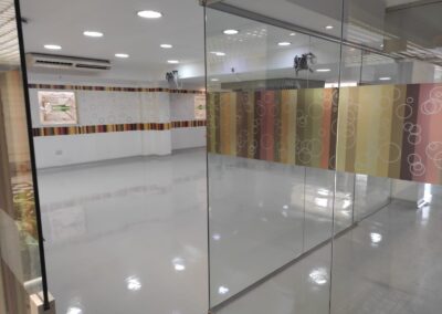 Acabado brillante de piso epóxico aplicado por GSA Ingeniería en cocina industrial