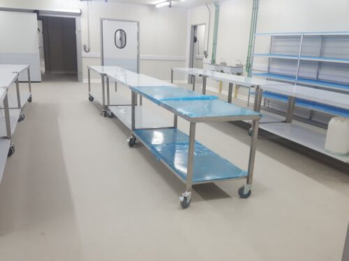 Piso de poliuretano cemento Sikafloor PurCem en cocina industrial de alimentos en Medellín, instalado por GSA Ingeniería