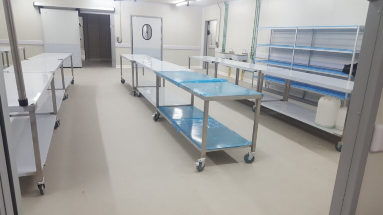 Piso de poliuretano cemento Sikafloor PurCem en cocina industrial de alimentos en Medellín, instalado por GSA Ingeniería
