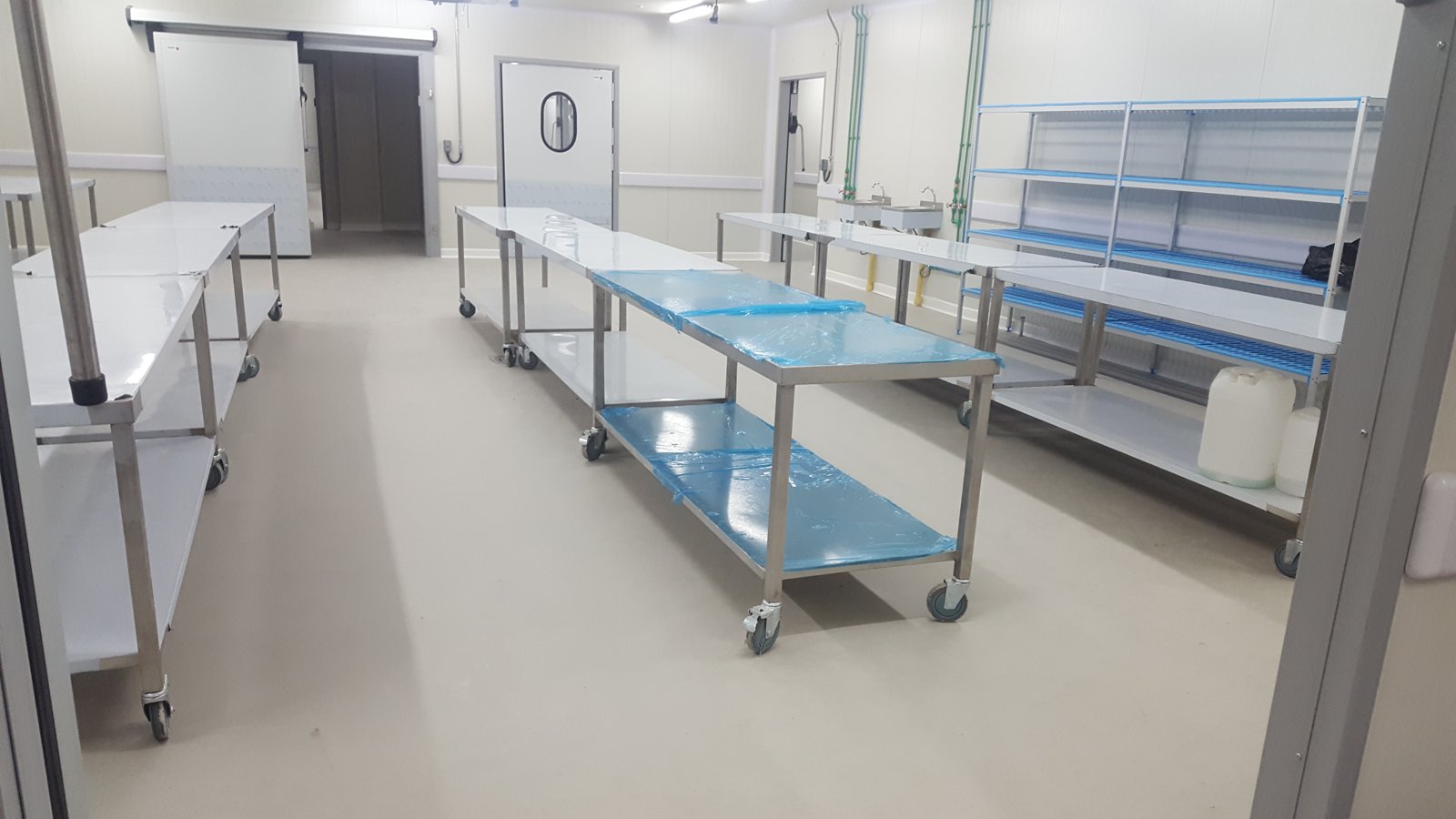 gsa-proyecto-cocina-industrial-medellin-piso-poliuretano-cemento-01 Piso de poliuretano cemento Sikafloor PurCem en cocina industrial de alimentos en Medellín, instalado por GSA Ingeniería