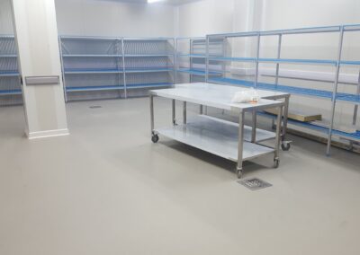 Cuarto de almacenamiento de cocina industrial con piso de poliuretano cemento, obra de GSA Ingeniería en Medellín