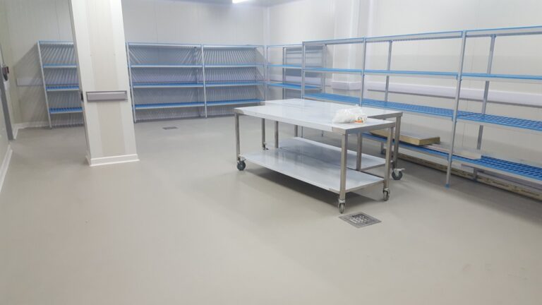 Cuarto de almacenamiento de cocina industrial con piso de poliuretano cemento, obra de GSA Ingeniería en Medellín
