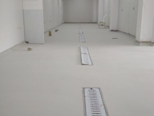 Piso de poliuretano cemento Sikafloor-21N PurCem en cocina industrial en Puerto Gaitán, Meta, instalado por GSA Ingeniería