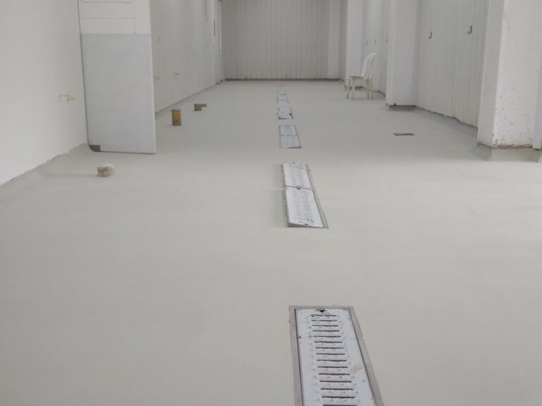 Piso de poliuretano cemento Sikafloor-21N PurCem en cocina industrial en Puerto Gaitán, Meta, instalado por GSA Ingeniería