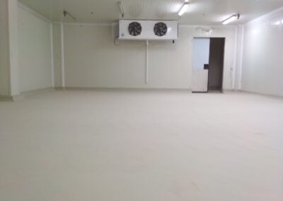 Cuarto frío con piso de poliuretano cemento y media caña sanitaria, obra de GSA Ingeniería en el Meta