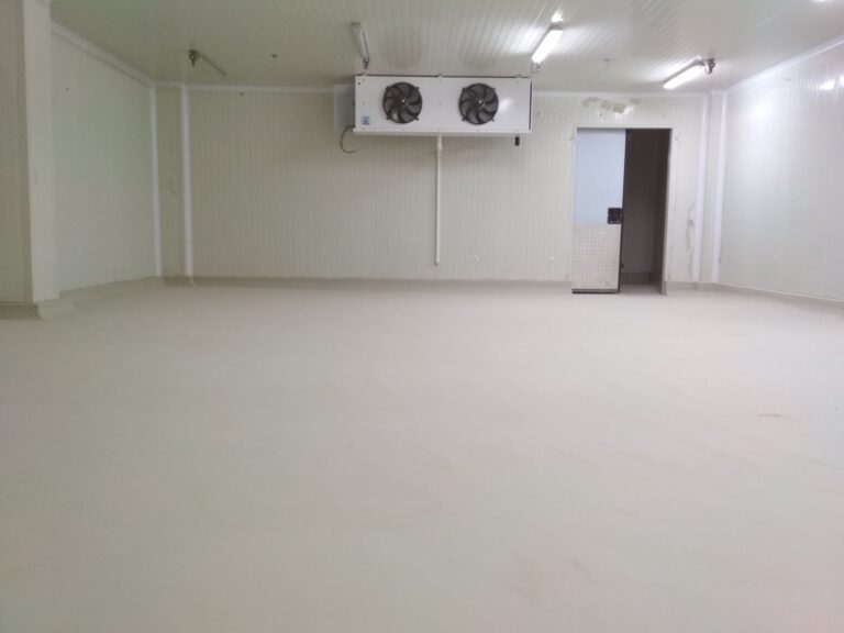 Cuarto frío con piso de poliuretano cemento y media caña sanitaria, obra de GSA Ingeniería en el Meta