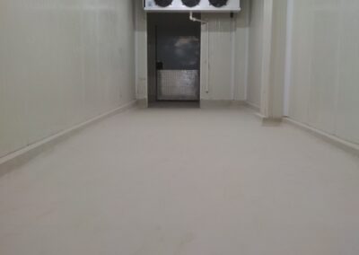 Pasillo de cuartos fríos con piso de poliuretano cemento Sikafloor-21N, GSA Ingeniería