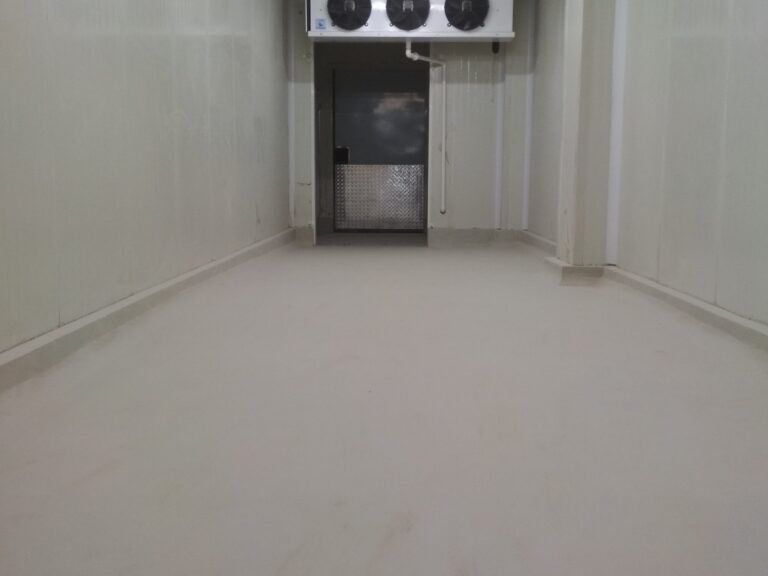 Pasillo de cuartos fríos con piso de poliuretano cemento Sikafloor-21N, GSA Ingeniería