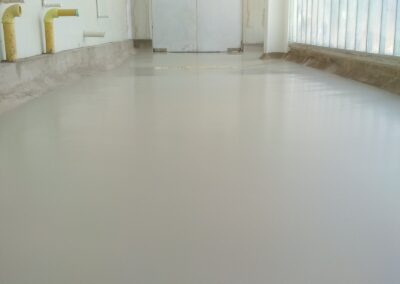 Acceso a cocina industrial con piso continuo de poliuretano cemento en Puerto Gaitán, Meta