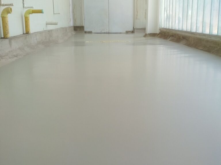 Acceso a cocina industrial con piso continuo de poliuretano cemento en Puerto Gaitán, Meta