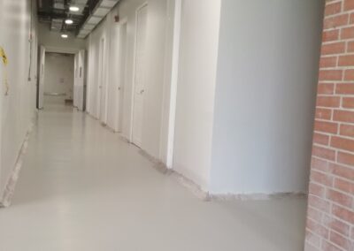 Pasillo de servicio con piso de poliuretano cemento de 4 mm, obra de GSA Ingeniería