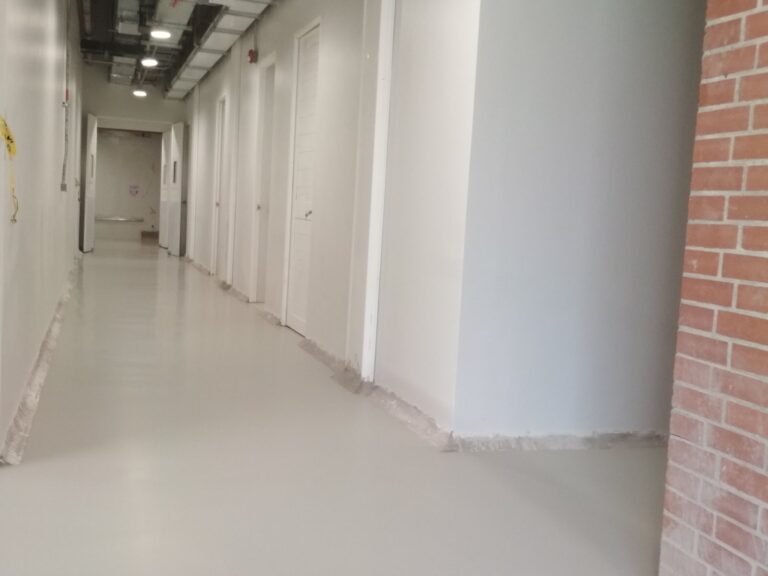 Pasillo de servicio con piso de poliuretano cemento de 4 mm, obra de GSA Ingeniería