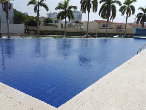 Piscina de conjunto residencial en Barranquilla impermeabilizada con membrana de PVC Sikaplan y acabado cerámico por GSA Ingeniería