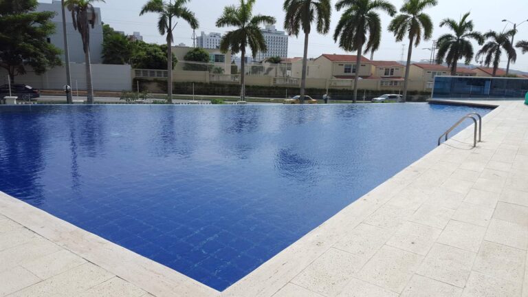 Piscina de conjunto residencial en Barranquilla impermeabilizada con membrana de PVC Sikaplan y acabado cerámico por GSA Ingeniería