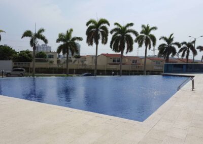 Piscina terminada con acabado cerámico azul sobre membrana de PVC, obra de GSA Ingeniería en Barranquilla