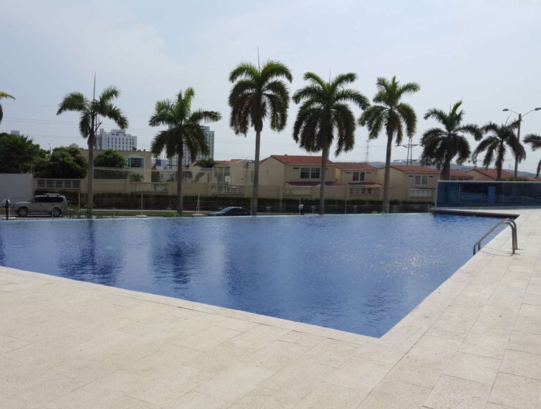 Piscina terminada con acabado cerámico azul sobre membrana de PVC, obra de GSA Ingeniería en Barranquilla