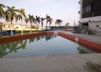 Prueba de llenado de piscina impermeabilizada con membrana de PVC Sikaplan en Barranquilla, GSA Ingeniería