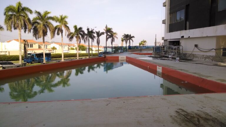 Prueba de llenado de piscina impermeabilizada con membrana de PVC Sikaplan en Barranquilla, GSA Ingeniería