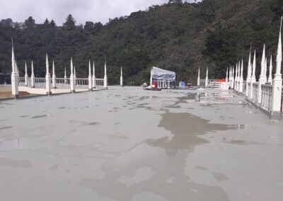 Vista general de cubierta con membrana de poliurea terminada en El Retiro, Antioquia, obra de GSA Ingeniería