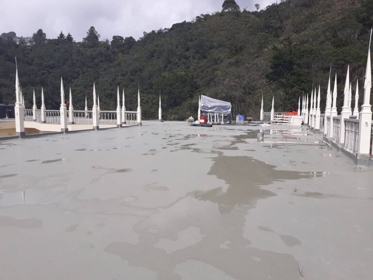 Vista general de cubierta con membrana de poliurea terminada en El Retiro, Antioquia, obra de GSA Ingeniería