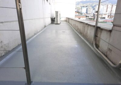 Pasillo perimetral de cubierta con poliurea aplicada por GSA Ingeniería