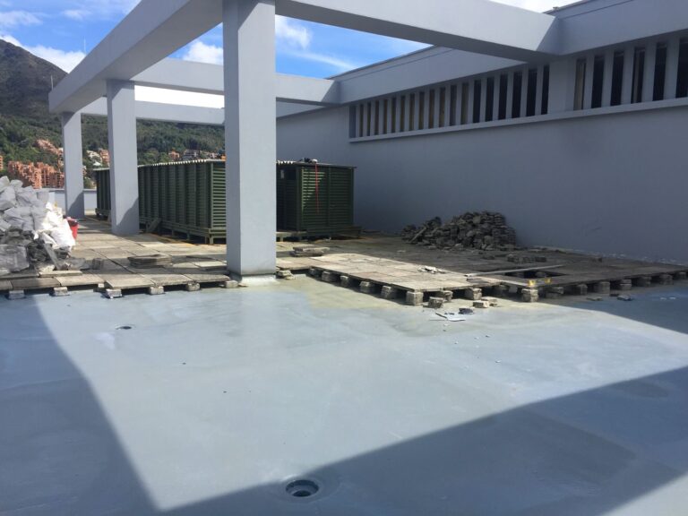 Cubierta de edificio de oficinas en Bogotá impermeabilizada con poliurea pura Sikalastic-8850 por GSA Ingeniería