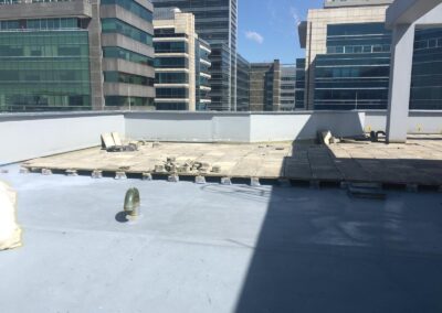 Losa de cubierta con membrana de poliurea terminada frente a torres de oficinas en Bogotá, obra de GSA Ingeniería