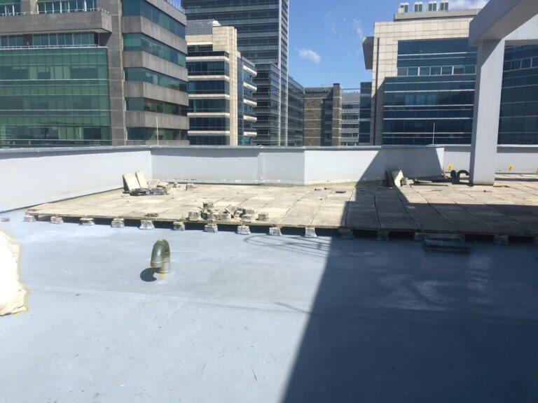 Losa de cubierta con membrana de poliurea terminada frente a torres de oficinas en Bogotá, obra de GSA Ingeniería