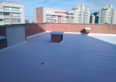 Cubierta con impermeabilización reflectiva blanca terminada por GSA Ingeniería en Barranquilla