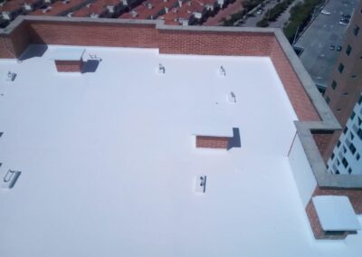 Vista aérea de cubierta impermeabilizada con Sikalastic-560 en edificio residencial de Barranquilla, obra de GSA Ingeniería