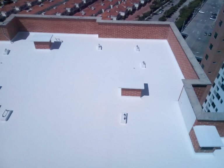 Vista aérea de cubierta impermeabilizada con Sikalastic-560 en edificio residencial de Barranquilla, obra de GSA Ingeniería