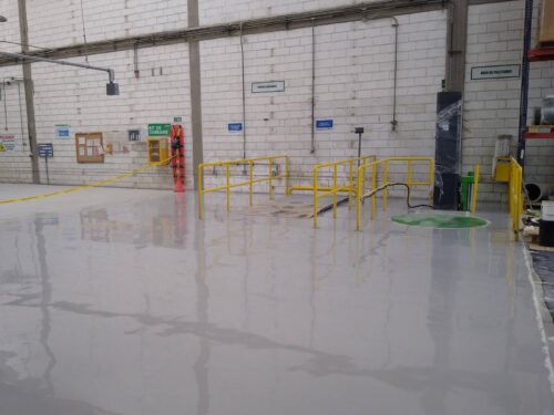 Nave de fábrica de agroquímicos con piso de poliuretano-cemento Sikafloor Ucrete MF aplicado por GSA Ingeniería en Cartagena