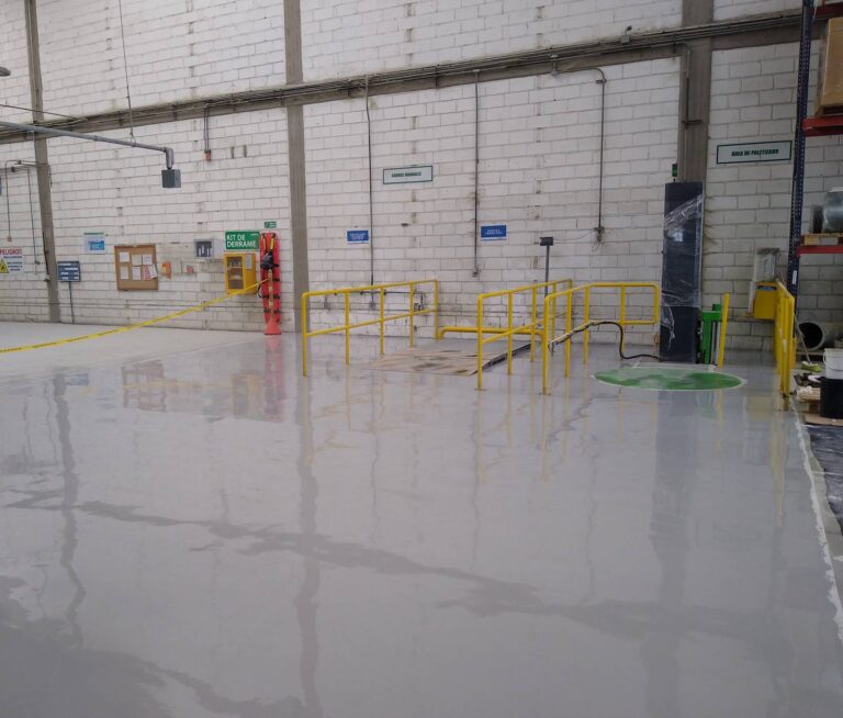 Nave de fábrica de agroquímicos con piso de poliuretano-cemento Ucrete MF aplicado por GSA Ingeniería en Cartagena