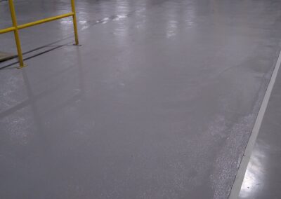 Bahía de planta industrial con piso de poliuretano-cemento y barandas, obra de GSA Ingeniería