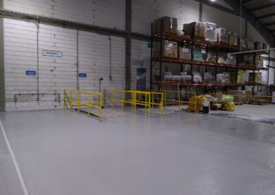 Zona de almacenamiento con piso de poliuretano-cemento terminado por GSA Ingeniería