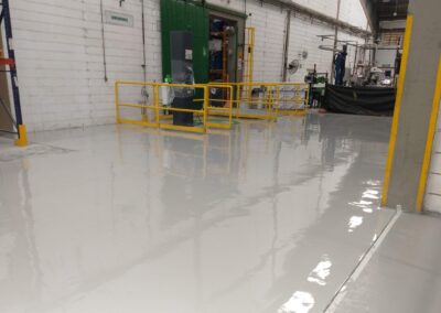 Pasillo con piso de poliuretano-cemento Ucrete MF instalado por GSA Ingeniería