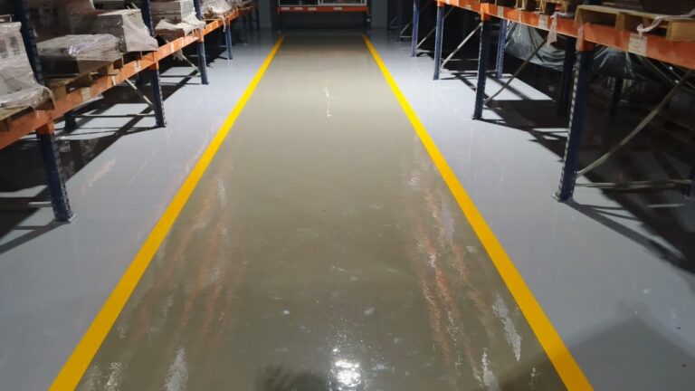 Taller de moldes con piso epóxico multicapa y demarcación amarilla aplicado por GSA Ingeniería en Barranquilla